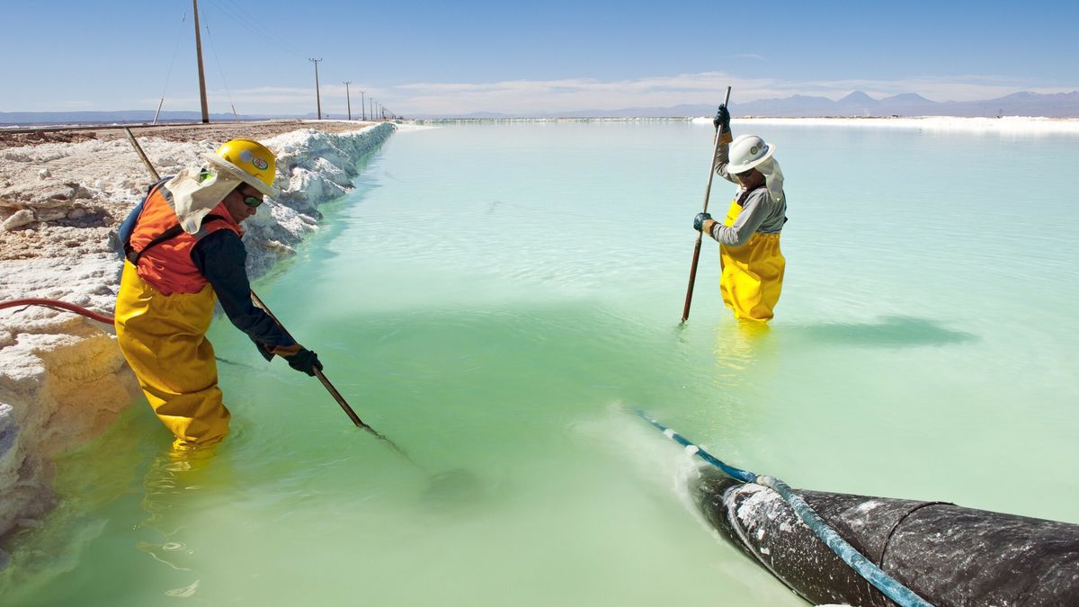 SPL RM HD
Evaporation pond. Workers in a lithium evaporation pond in the Atacama desert, Chile. Over a number of months the sun evaporates the water, leaving a highly concentrated lithium chloride solution. This is then processed into lithium carbonate that is used in the production of batteries.
PHILIPPE PSAILA