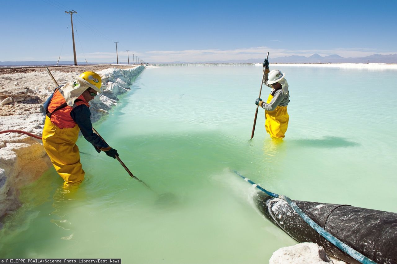 The photo shows a lithium deposit in Chile. Among other sources, the USA has been importing "white gold" from this country.