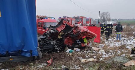 Chociszewo. Ciężarówka wjechała pod pociąg. Kierowca nie żyje