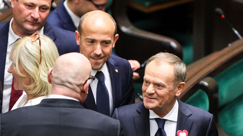 Warszawa, 13.11.2023. Przewodniczący PO Donald Tusk (P) oraz poseł KO Borys Budka (2P) na sali Sejmu przed pierwszym posiedzeniem izby w Warszawie, 13 bm. (amb) PAP/Paweł Supernak