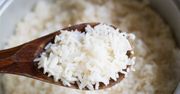 Najgorszy błąd przy gotowaniu ryżu. Dlatego zmienia się w kleistą papkę