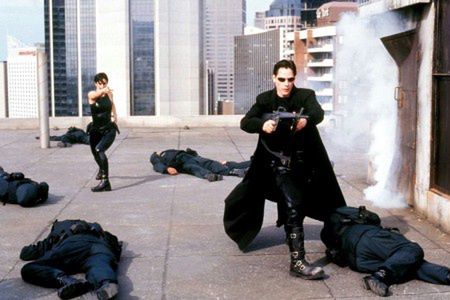 "Matrix" (1999), przełomowa produkcja braci Wachowski, która zrewolucjonizowała gatunek science fiction, zadając pytanie o granice rzeczywistości.