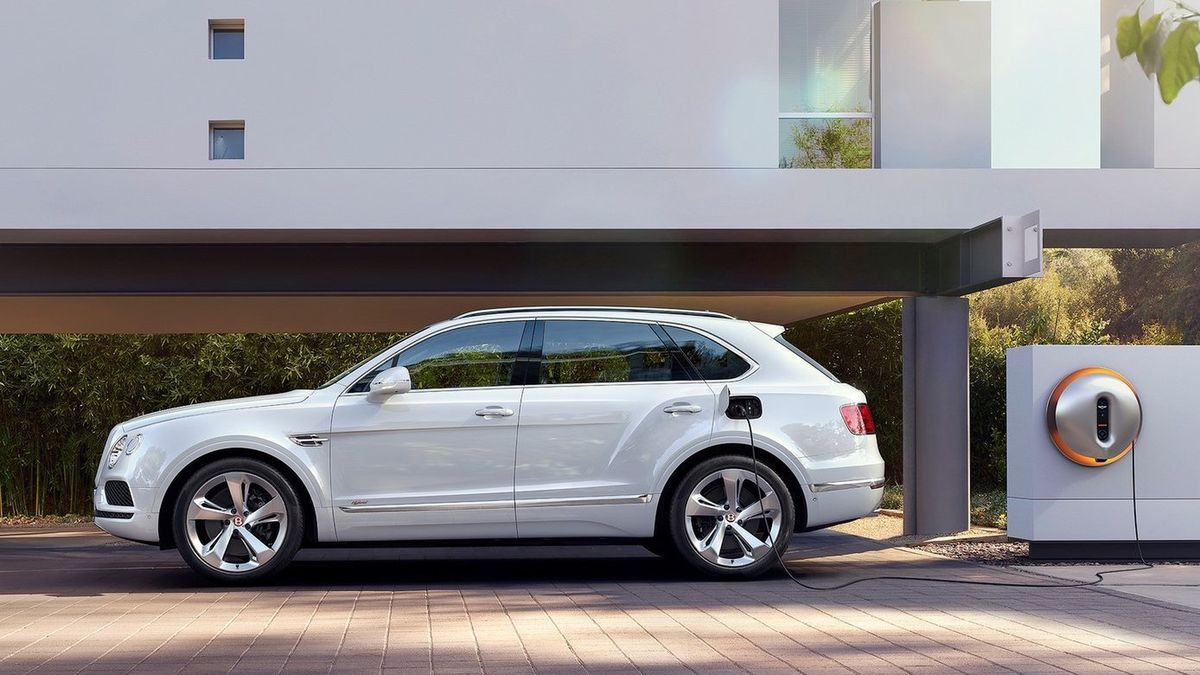 Nie tylko auta elektryczne, ale także hybrydowe, można ładować prądem przemiennym. Najlepiej z wykorzystaniem odpowiedniej ładowarki.