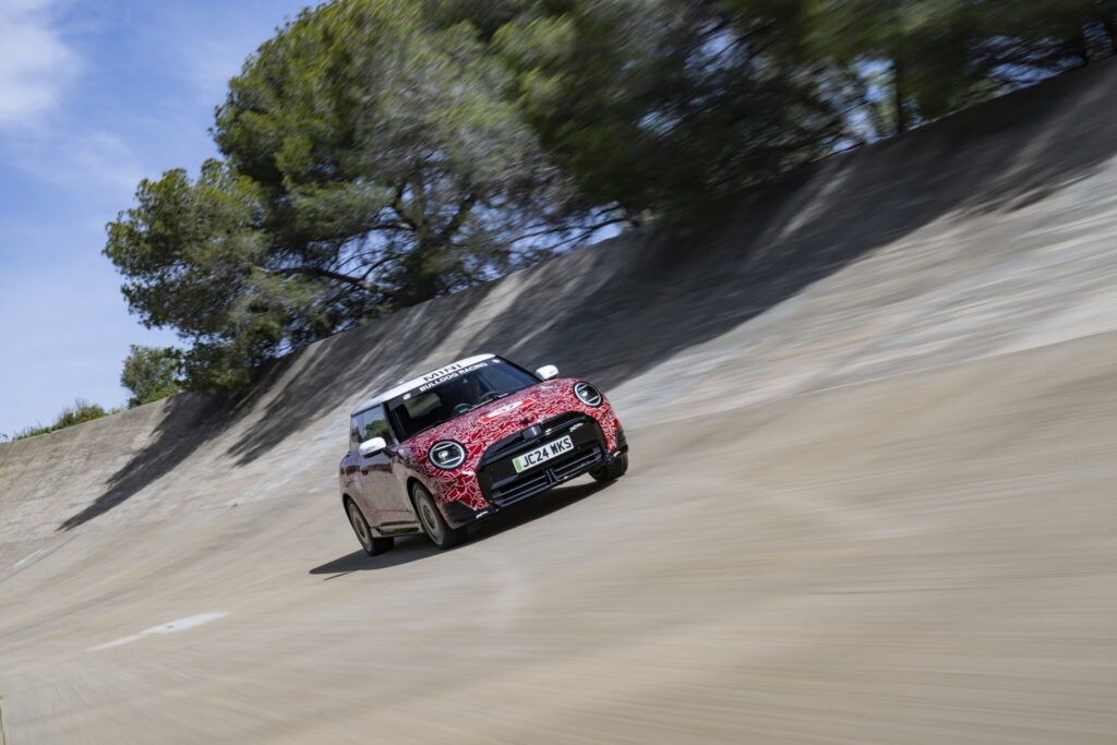 Mini JCW E w kamuflażu