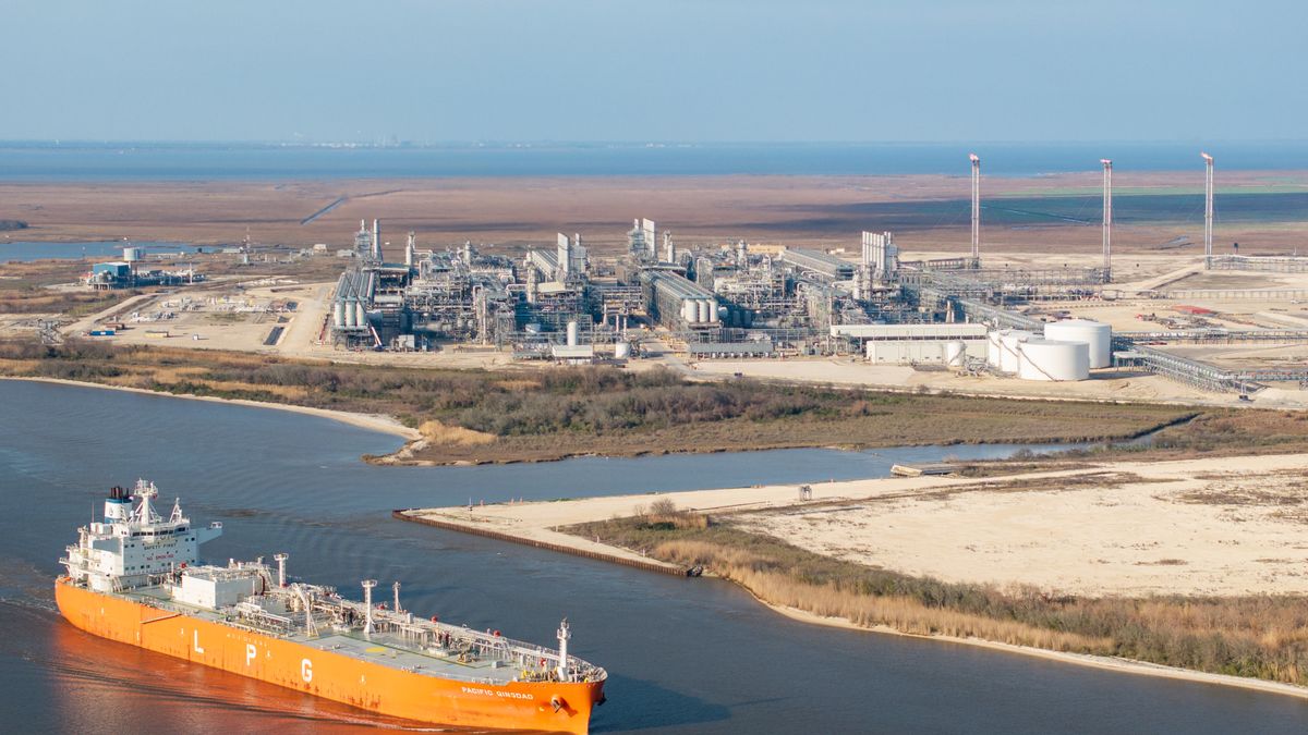 PORT ARTHUR, TEXAS - FEBRUARY 10: An aerial view of a cargo ship passing by the Cheniere Energy liquefied natural gas plant on February 10, 2025 in Port Arthur, Texas. China, the world's largest importer of liquefied natural gas, has announced that it will be placing a 15% tariff on U.S. liquefied natural gas in retaliation to President Trump's ruling to impose tariffs on Chinese commodities.  (Photo by Brandon Bell/Getty Images)