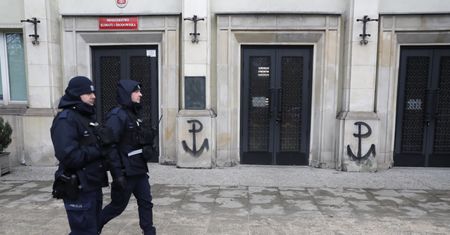 Sam pokazał, jak niszczy elewację. Bąkiewicz tylko ze statusem świadka