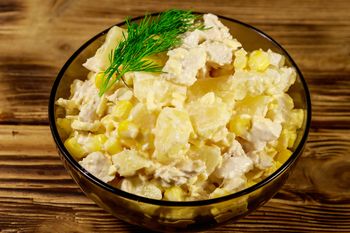 Na wizytę księdza teściowa robi sałatkę z kurczakiem siostry Anastazji. Tak pyszna, że przepis krąży po całej parafii