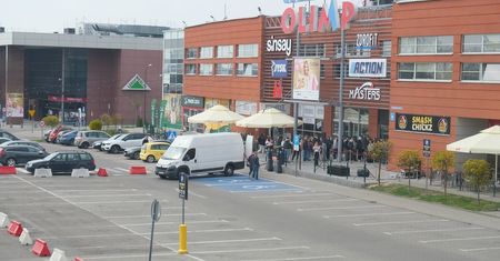 Król disco polo na otwarciu Piri-Piri w Galerii Olimp. Kolejka po darmowego kebaba gęstnieje, są utrudnienia na parkingu