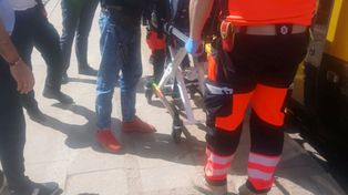 Warszawa: Nagle upadła w tramwaju. Decydujące sekundy i pomoc pasażerów