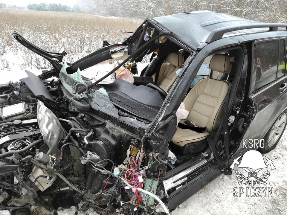 Mercedes uderzył w drzewo w Charlężu | fot. KSRG Spiczyn