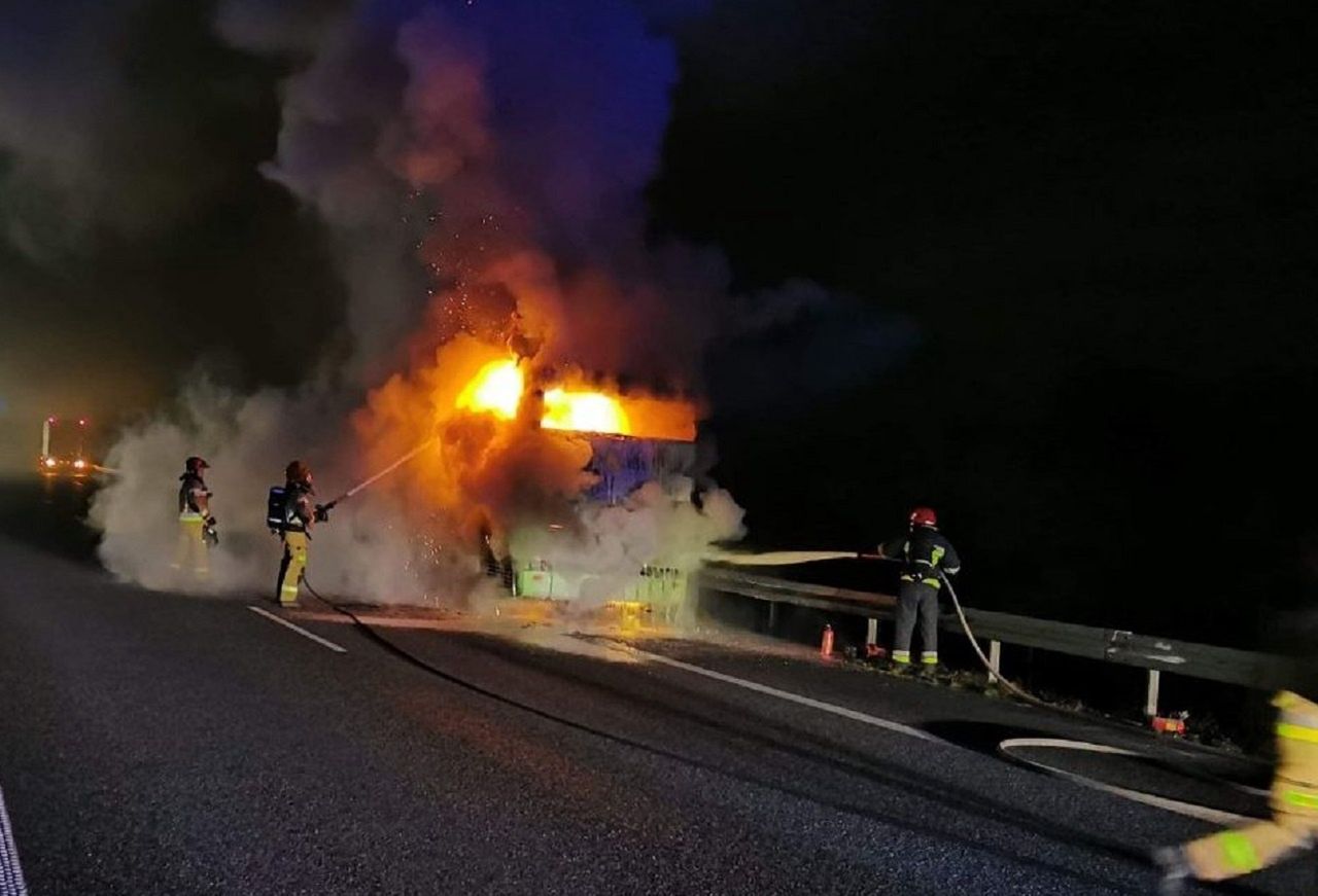 Warszawa. Trasa S8. Pożar autokaru, akcja strażaków