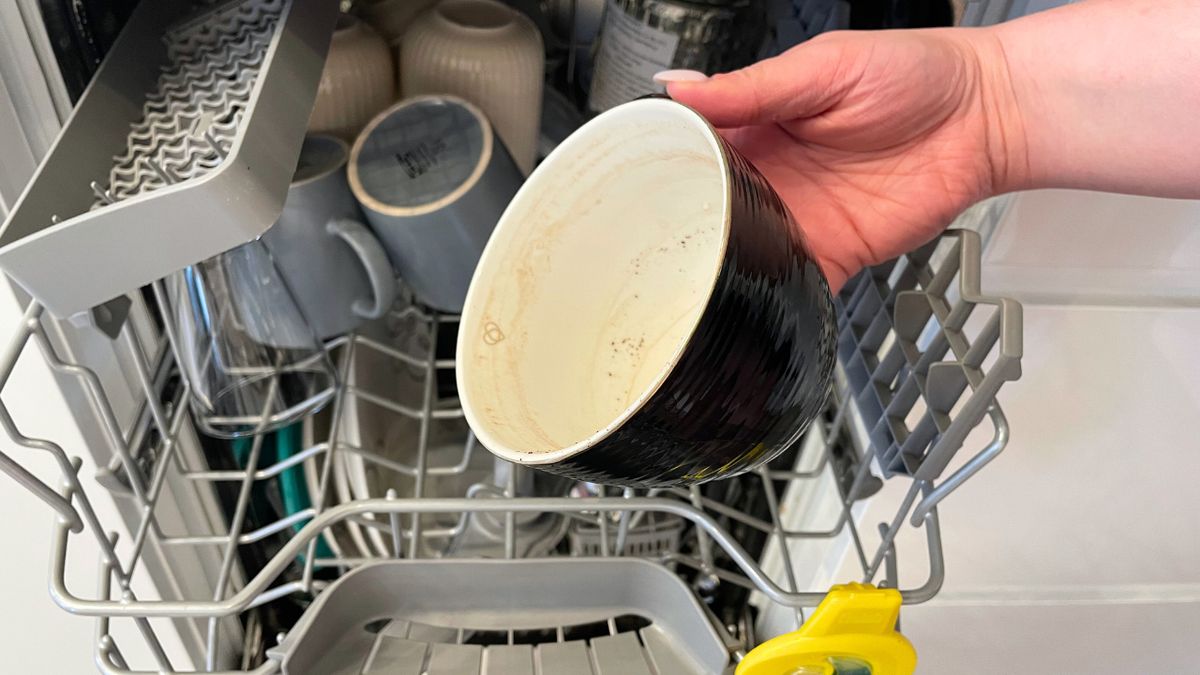 Brudny kubek po kawie w zmywarce
