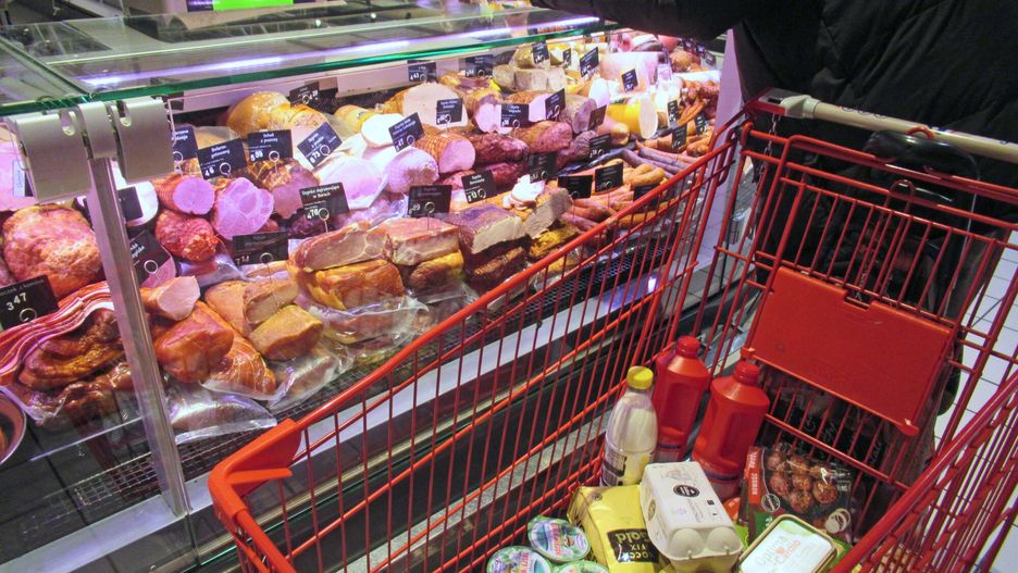 Stock Marek Bazak
Fot. Zofia i Marek Bazak/East News,
Warszawa. N/z zakupy w hipermarkecie Carrefour - stoisko z wedlinami
ZOFIA BAZAK