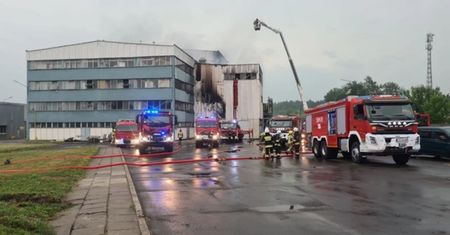 Łódzkie. Pożar w zakładach przetwórstwa ziemniaczanego w Głownie. Ogromne kłęby dymu