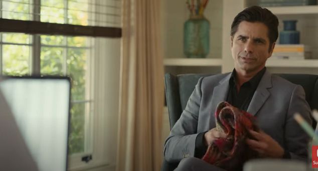 John Stamos robi szalik w nowej reklamie Geico (wideo)