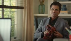 John Stamos robi szalik w nowej reklamie Geico (wideo)