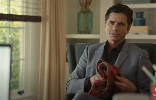 John Stamos robi szalik w nowej reklamie Geico (wideo)