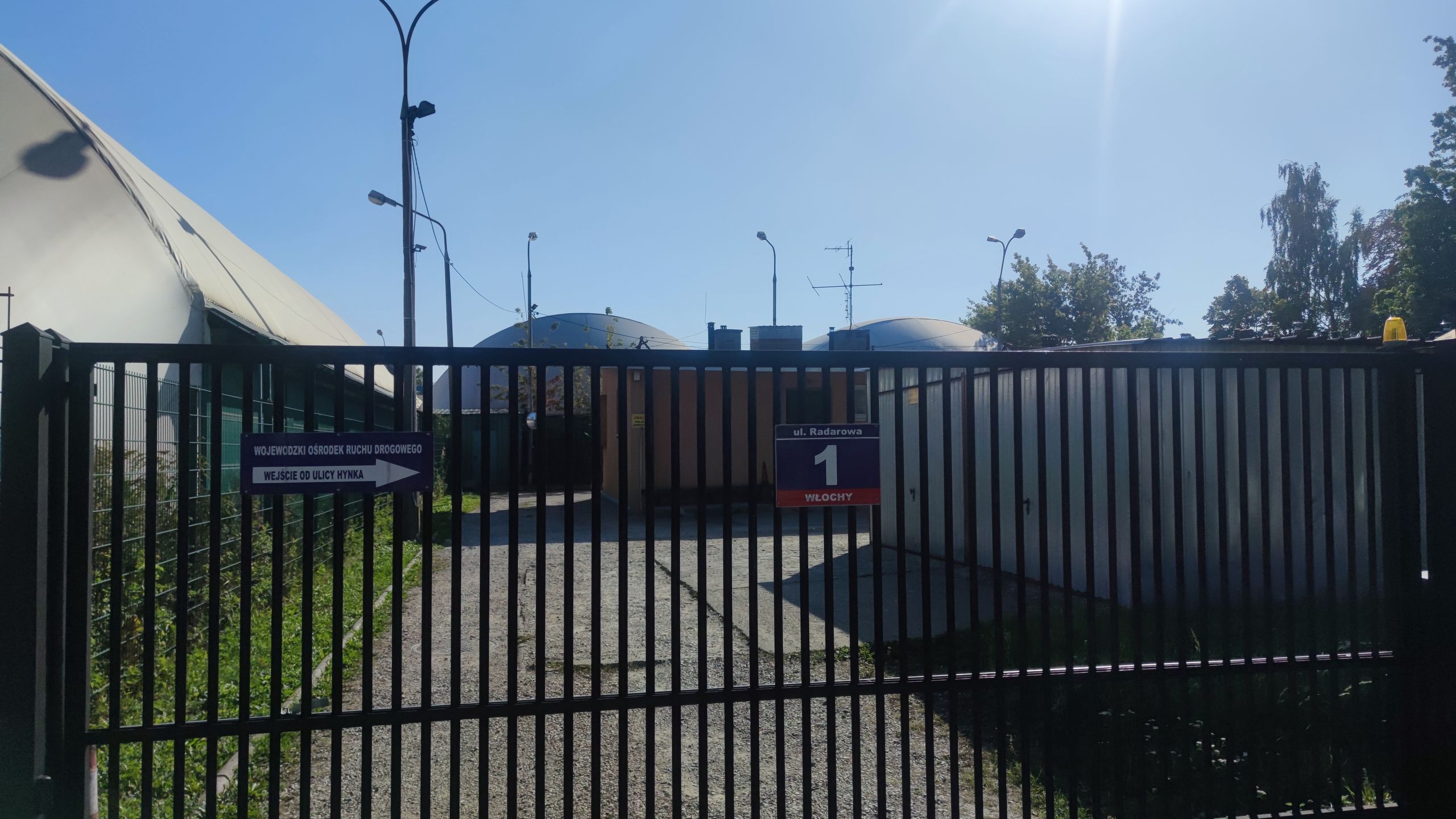 Normalnie w środku dnia tę bramę mija sporo aut egzaminujących. Teraz jest zamknięta