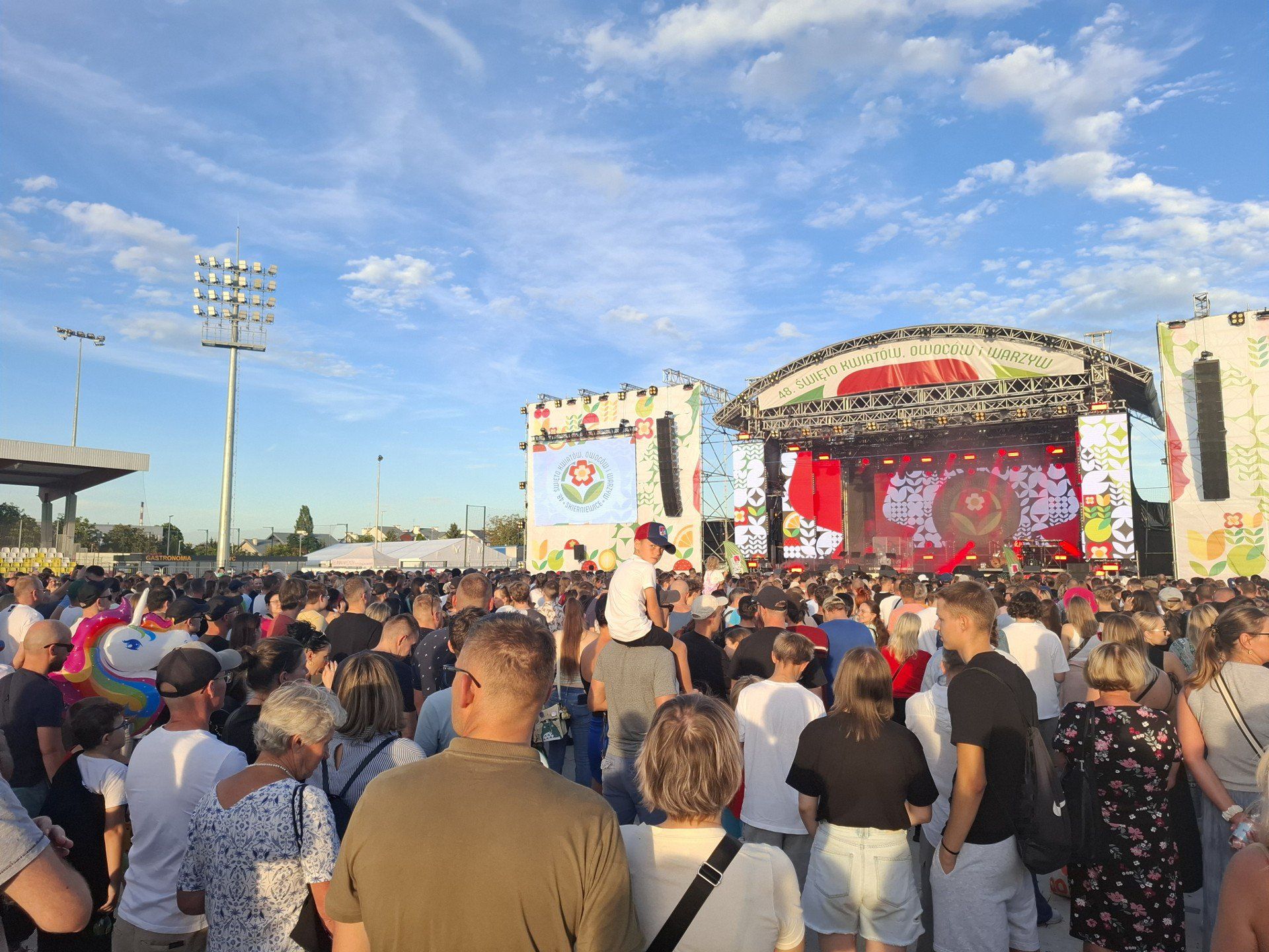 Pełen stadion na koncercie Paktofoniki podczas Święta Kwiatów, Owoców i Warzyw