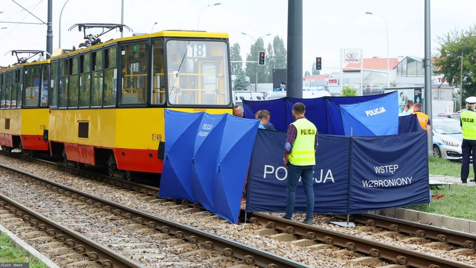 Dziecko zgin??o wysiadaj?c z tramwaju
Fot. Pawel Wodzynski/East News Warszawa, 12.08.2022. 5-letnie dziecko zginelo wysiadajac z tramwaju linii 18 przy ul. Jagiellonskiej.
Pawel Wodzynski
