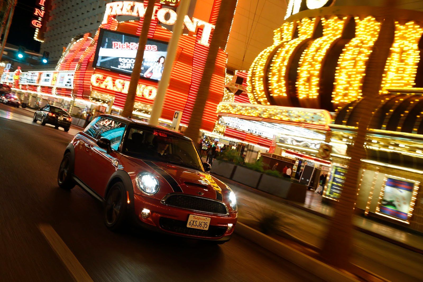 Galeria Mini jako celebracja sprzedaży półmilionowego egzemplarza w USA 206