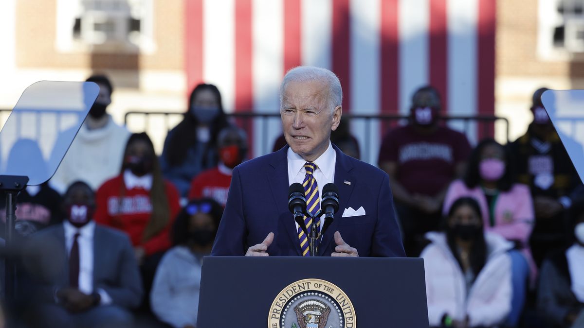 Na zdjęciu prezydent USA Joe Biden na konferencji prasowej przed Białym Domem