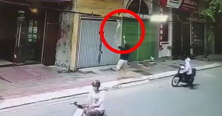 4-latka zawisła na balkonie. Dramatyczne nagranie z kamery przemysłowej