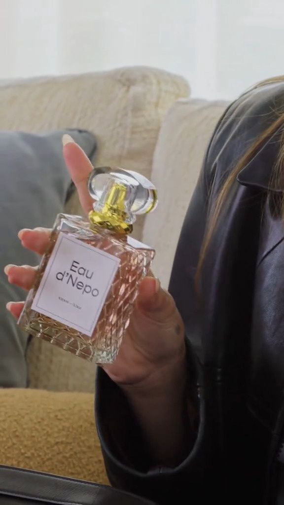 Hailey Bieber pokazała zawartość swojej torebki