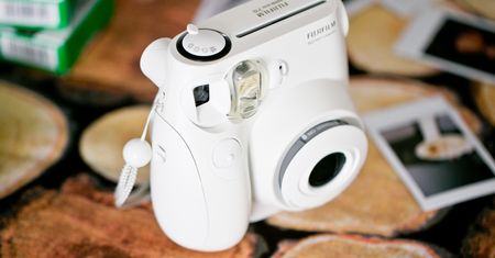 Fujifilm instax mini 7s - ogromna frajda za 200 zł [wideorecenzja]