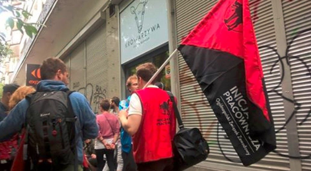 Zwolniono pracowników popularnej wegańskiej restauracji! Trwa protest przed lokalem
