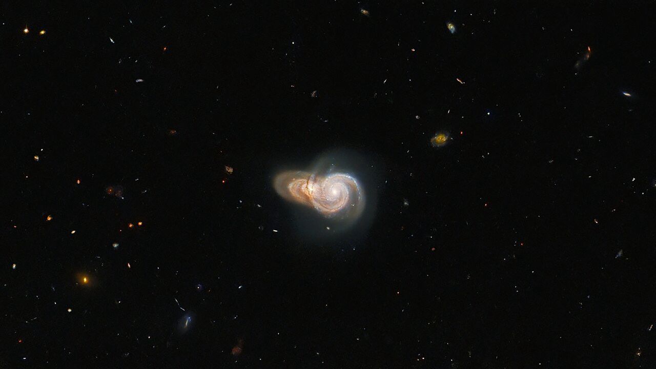Dwie galaktyki wyglądają jakby miały się za chwilę zderzyć.