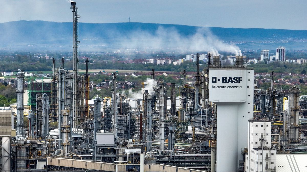 BASF określił swoje stanowisko dotyczące ekspansji w Chinach. Na zdjęciu zakłady giganta w Ludwigshafen