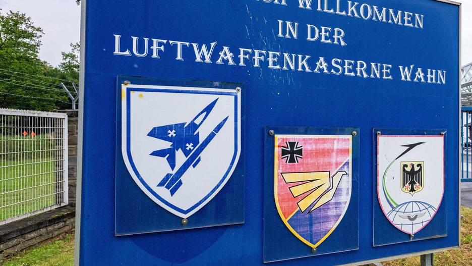 A sign in front of the Bundeswehr barracks Cologne-Wahn, in Cologne, Germany, 14 August 2024. The Bundeswehr barracks are sealed off on 14 August after suspicions of sabotage. The barracks in Cologne-Wahn are home to several command authorities as well as military and civilian offices of the Bundeswehr. The Federal Ministry of Defense's air force is also based here, as the barracks are directly adjacent to Cologne Airport. A total of 4300 soldiers and 1200 civilian employees work at the site. EPA/BENJAMIN WESTHOFF Dostawca: PAP/EPA.