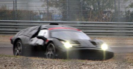 Zdjęcia szpiegowskie prototypu następcy Ferrari Enzo?