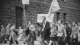 Mieli ukryte aparaty w teczkach i parasolach. Tak komunistyczne służby tropiły uczestników Poznańskiego Czerwca 1956
