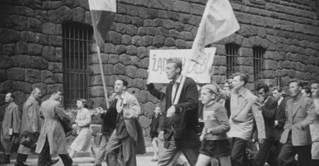 Mieli ukryte aparaty w teczkach i parasolach. Tak komunistyczne służby tropiły uczestników Poznańskiego Czerwca 1956
