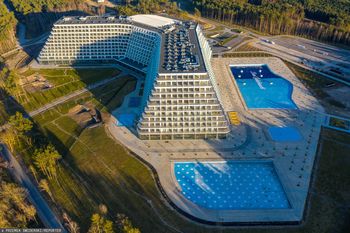 Kolejny kraj pisze o Gołębiewskim. "Największy hotel nad Bałtykiem"