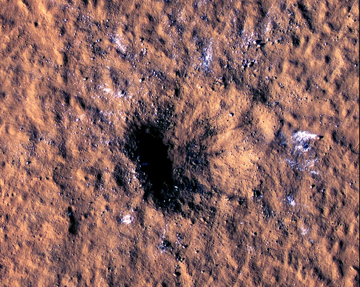 Meteoryt uderzył w Marsa. Utworzył niezwykły krater
