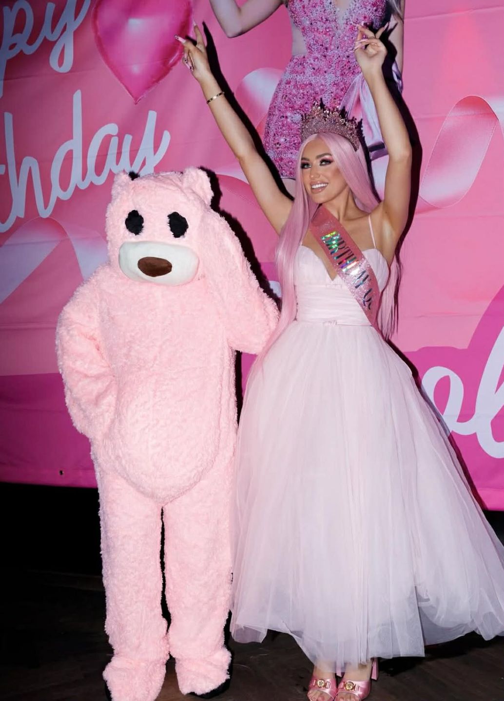 Caroline Derpienski świętuje 23. urodziny