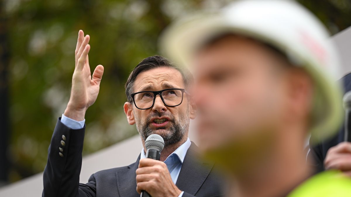 Warszawa, 11.09.2026. Europoseł Daniel Obajtek wśród uczestników pikiety Rady Krajowego Sekretariatu Górnictwa i Energetyki NSZZ Solidarność przed siedzibą Orlenu w Warszawie, 11 bm. (jm) PAP/Marcin Obara