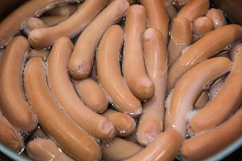 Listeria w serdelkach. Nie jedz, na zwrot masz czas do 1 września