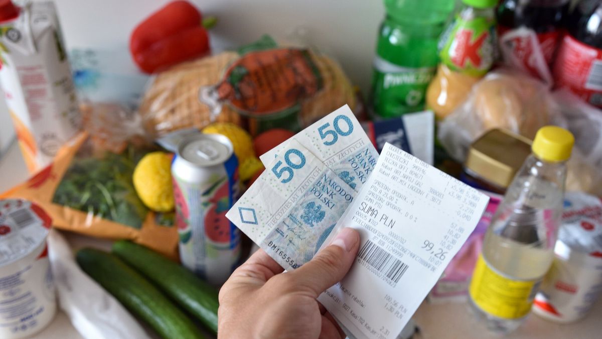 Stock Bart?omiej Magierowski
Fot. Bartlomiej Magierowski/East News. Wroclaw 8.09.2023. Zdjecie ilustracyjne: zakupy spozywcze, pieniadze i paragon.
Bartlomiej Magierowski