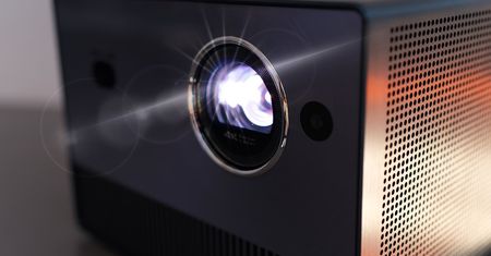 Wideorecenzja projektora laserowego Hisense C1 – dla koneserów kina potrzebujących mobilności