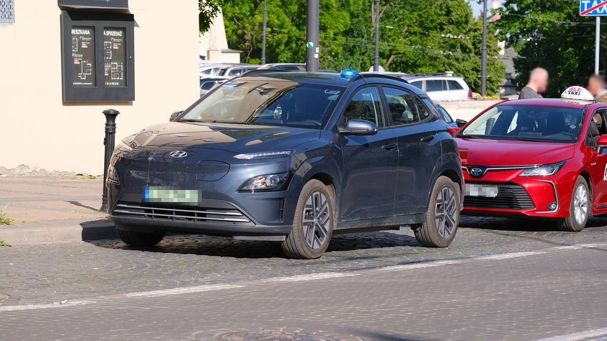 Nieoznakowany radiowóz policji - elektryczny Hyundai