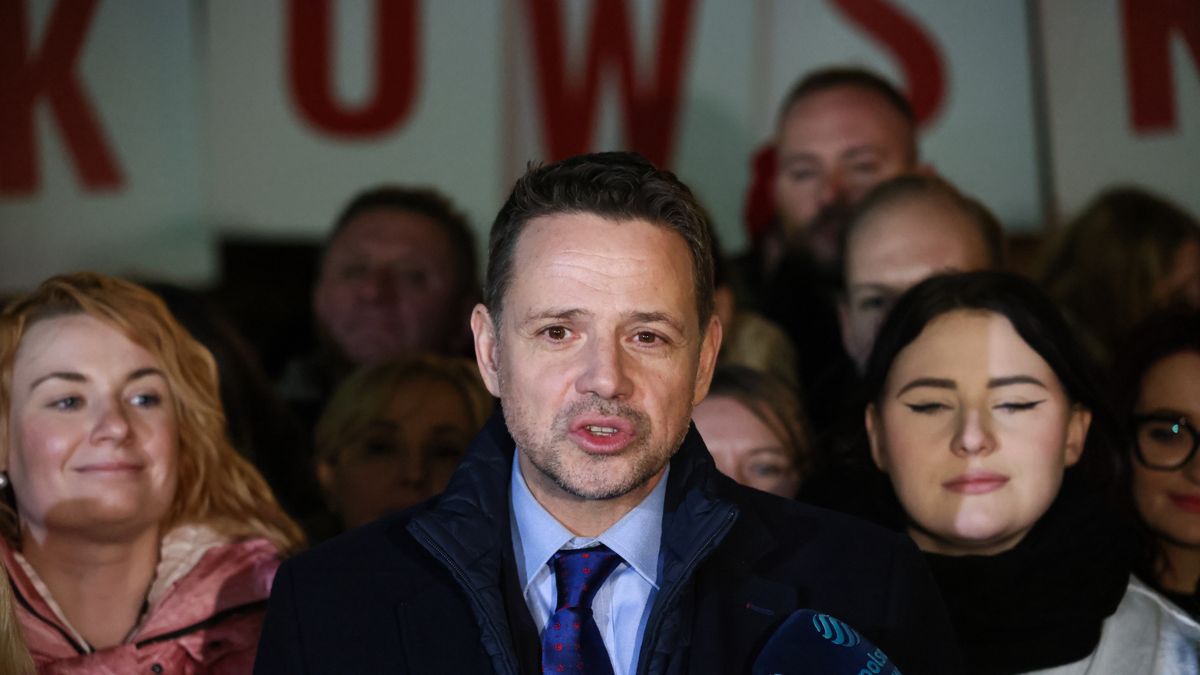 Warszawa, 15.01.2025. Kampania prezydencka 2025. Kandydat KO w wyborach na prezydenta RP Rafał Trzaskowski podczas akcji zbierania podpisów pod listą konieczną do rejestracji komitetu, 15 bm. w Warszawie. Do 24 marca jest czas na zawiadomienie PKW o utworzeniu komitetu wyborczego. Wybory prezydenckie odbędą się 18 maja. (mr) PAP/Leszek Szymański