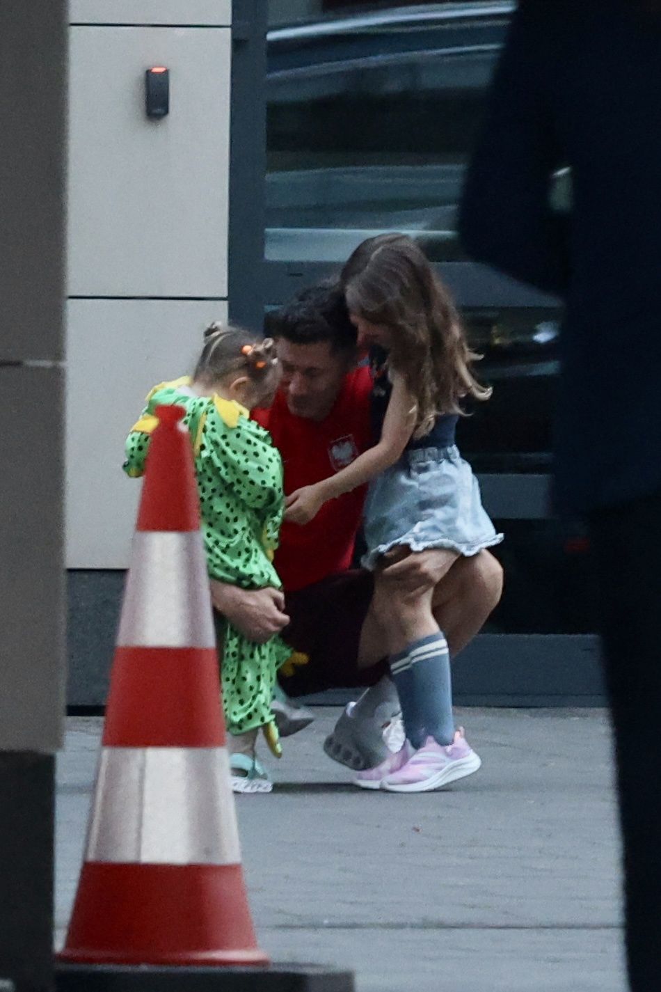 Robert Lewandowski z córkami na zgrupowaniu. Rozczulające sceny 