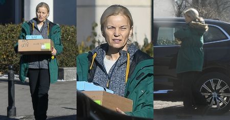 Obładowana paczkami Małgorzata Foremniak drepcze do auta zaparkowanego w bramie pożarowej