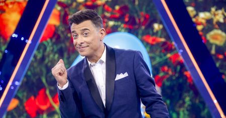 Kacper Kuszewski debiutuje w roli prowadzącego "Tak to leciało!". Internauci podzieleni: "Nie przekonuje mnie" vs. "Lepiej niż Sławomir"