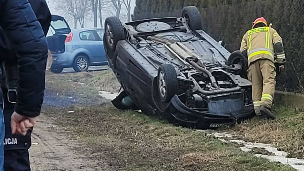 Auto dachowało. Prowadziła pijana kobieta.