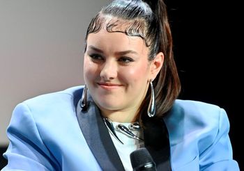 Pozowała w łazience. Ewa Farna wystroiła się w srebrną mini